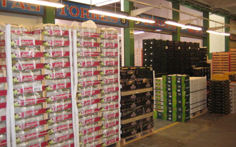 Puerta principal del puesto con letrero en parte superior Puerta principal del puesto con letrero en parte superior