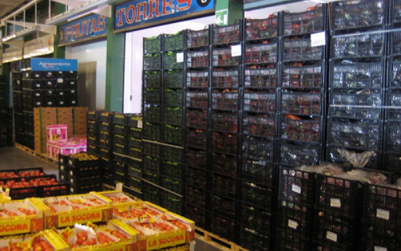 Almacén con letrero en parte superior Almacén con letrero en parte superior