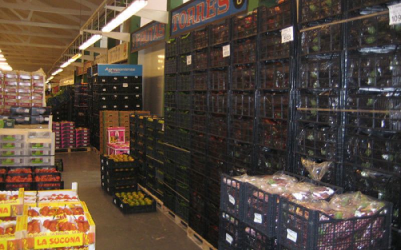 Vista del puesto con cajas de frutas y verduras Vista del puesto con cajas de frutas y verduras