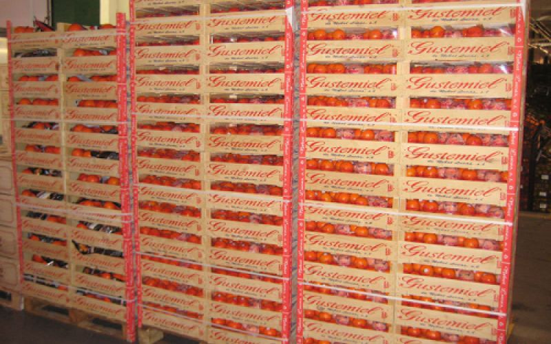 Almacén con cajas de frutas Almacén con cajas de frutas